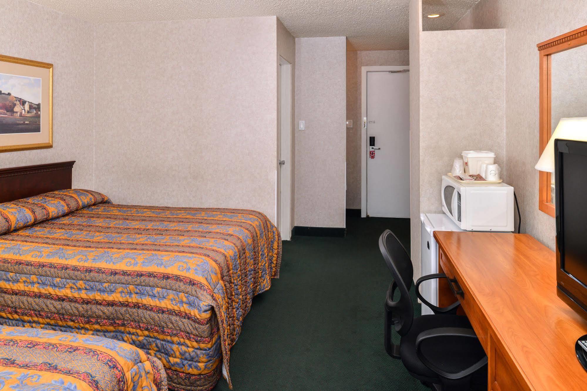 Econo Village Lodge