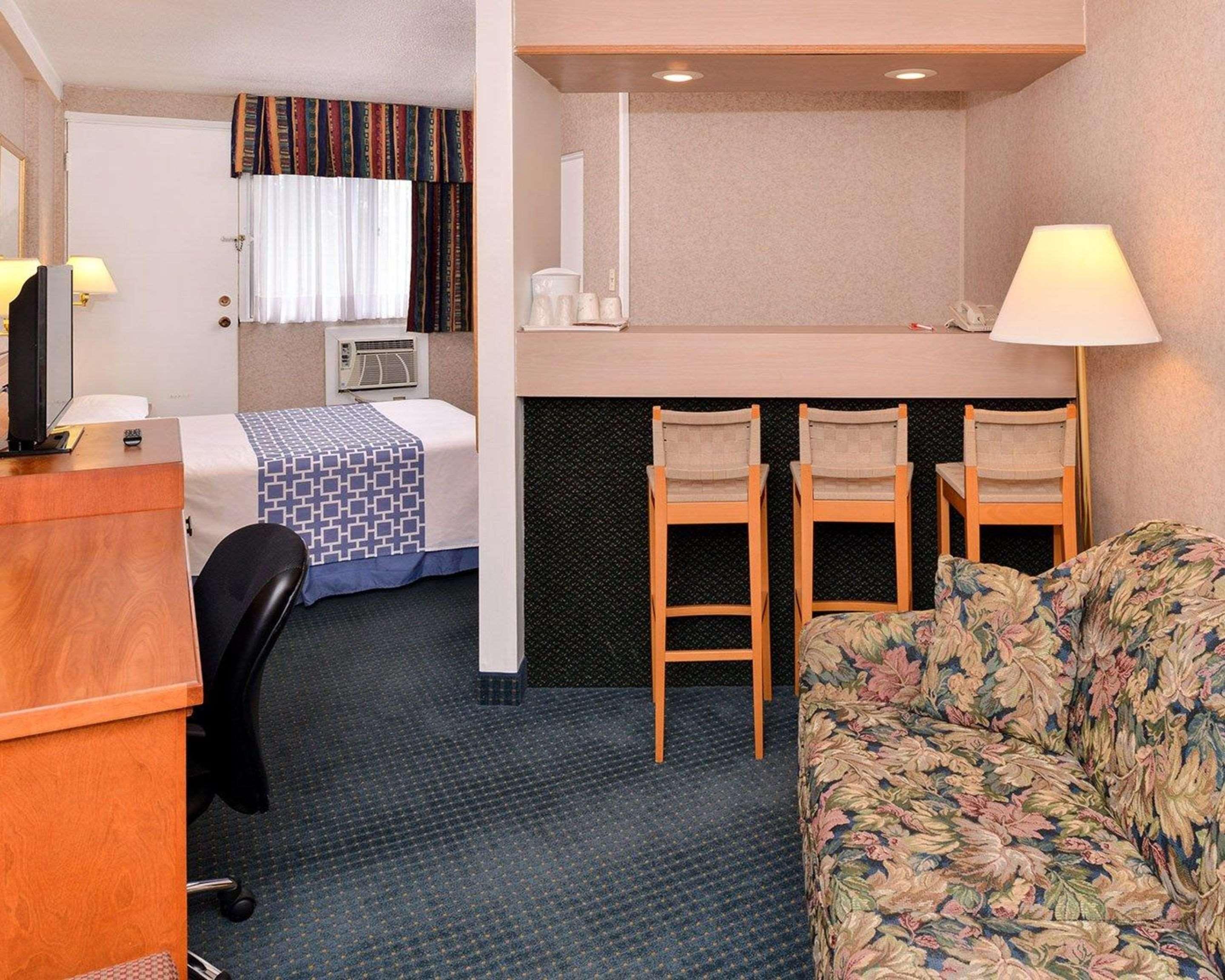 Econo Village Lodge