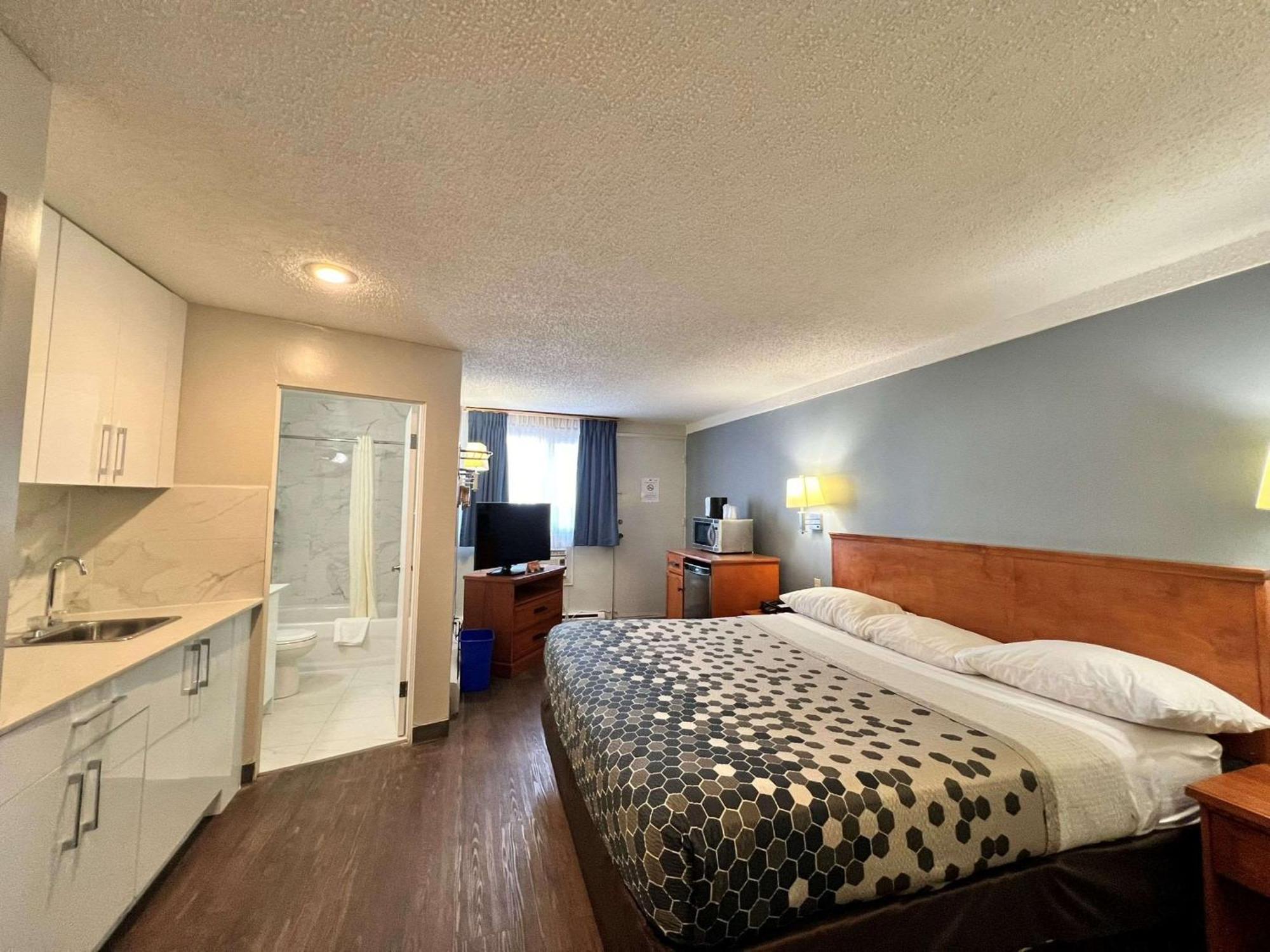 Econo Village Lodge *