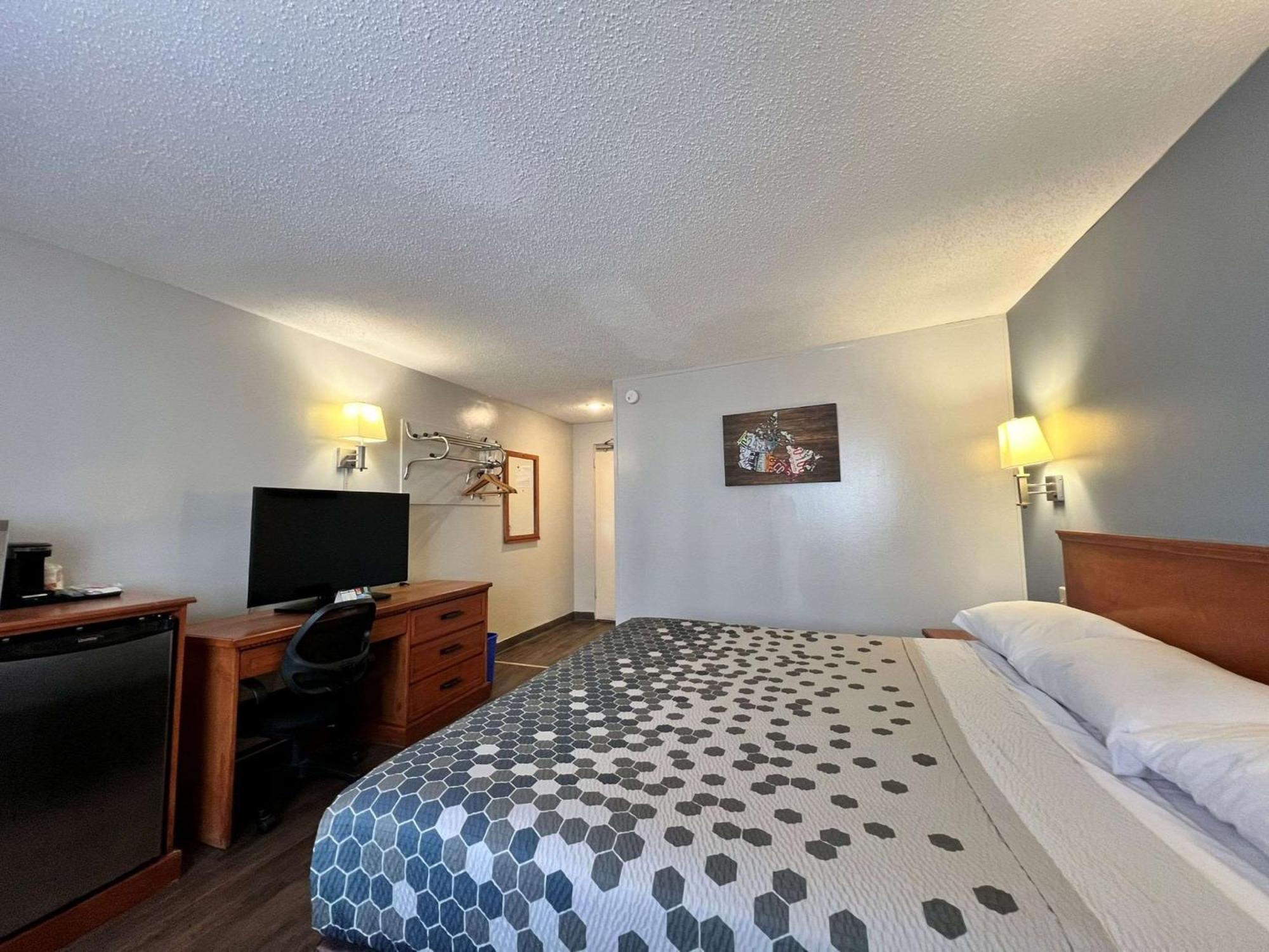 Econo Village Lodge