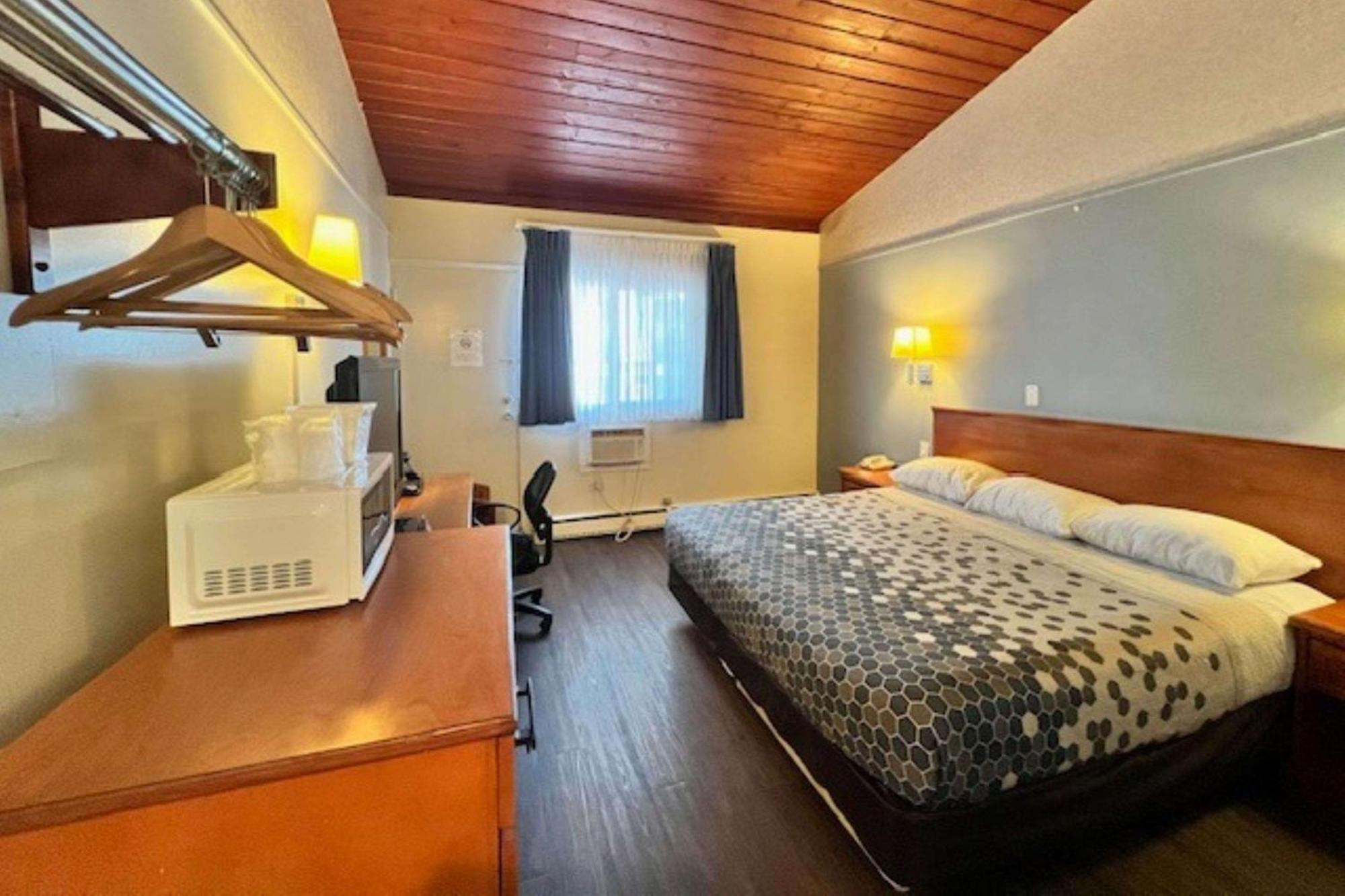 Econo Village Lodge