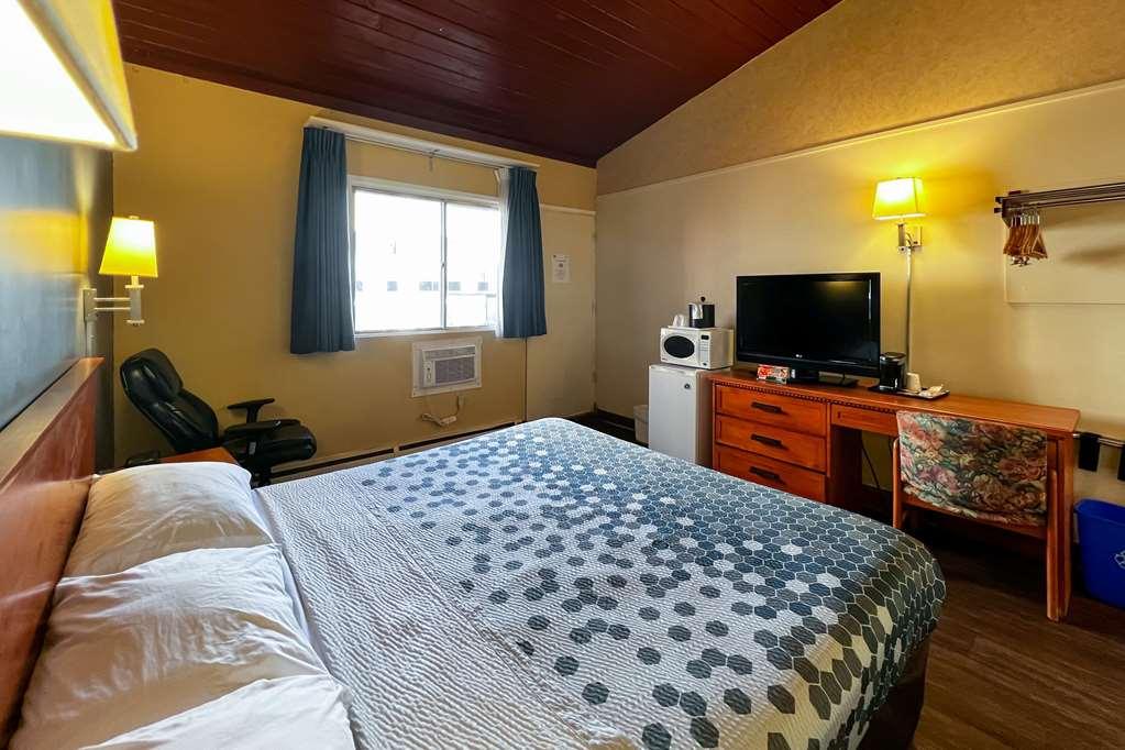 Econo Village Lodge *