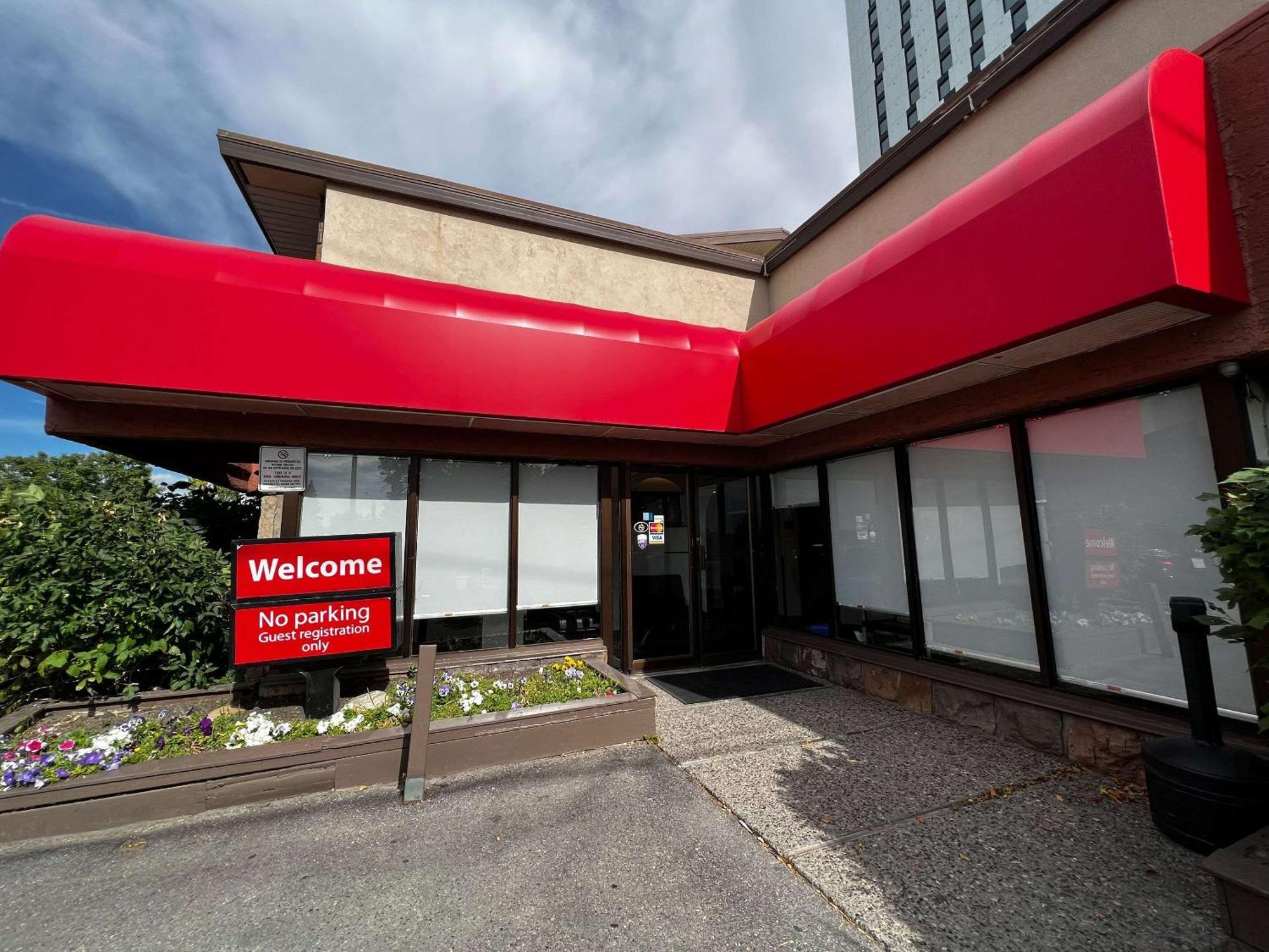 Econo Village Lodge *