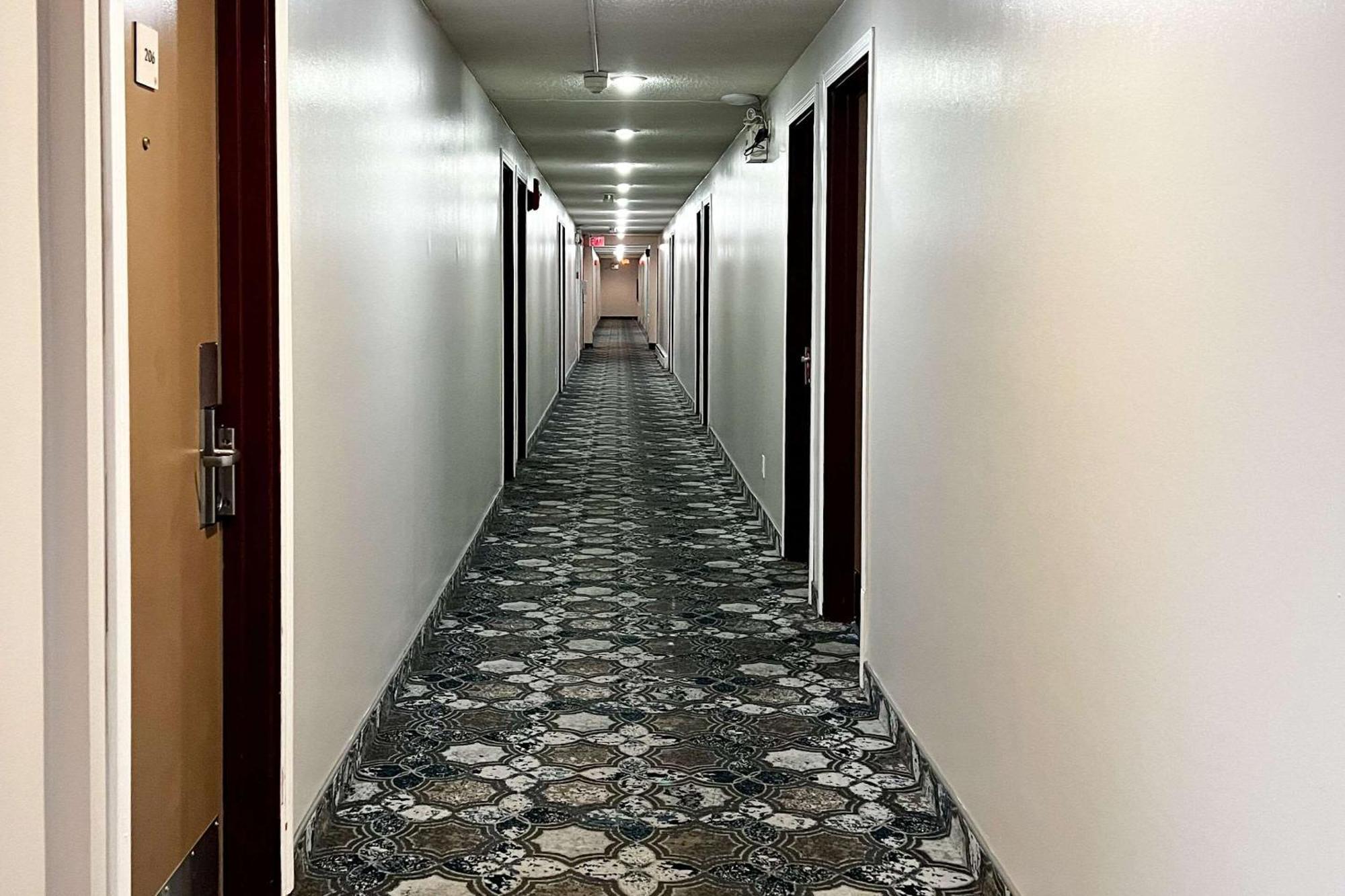 Econo Village Lodge *