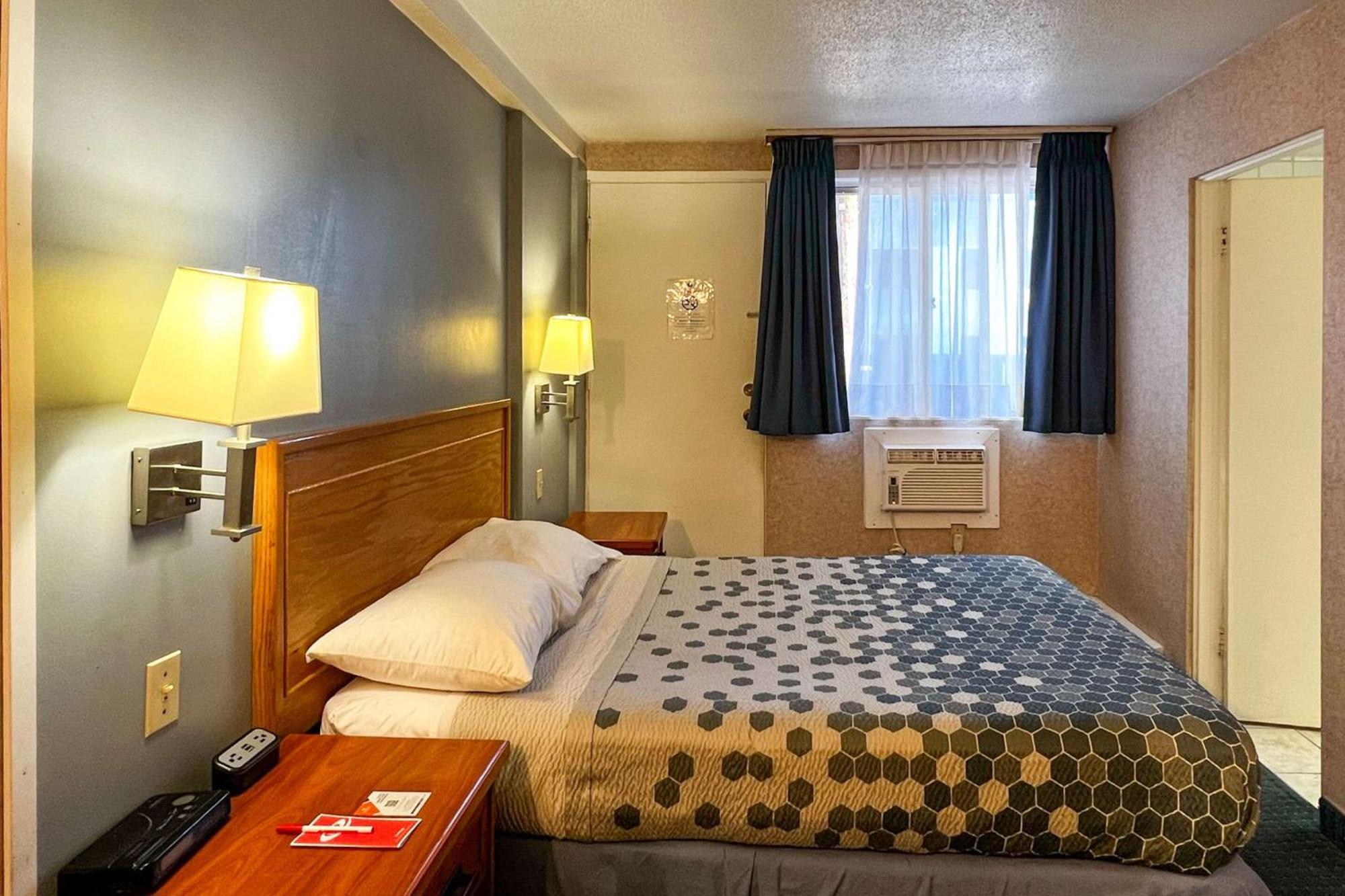 Econo Village Lodge