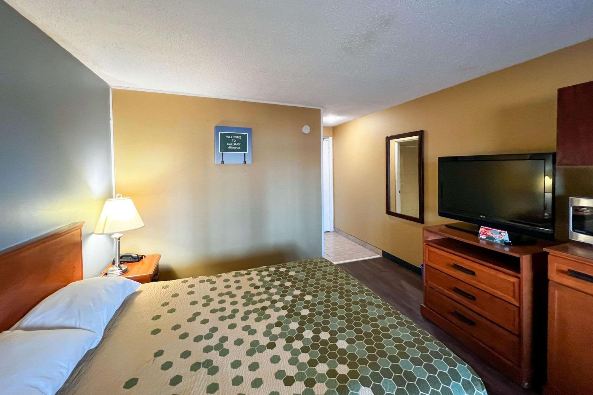Econo Village Lodge *