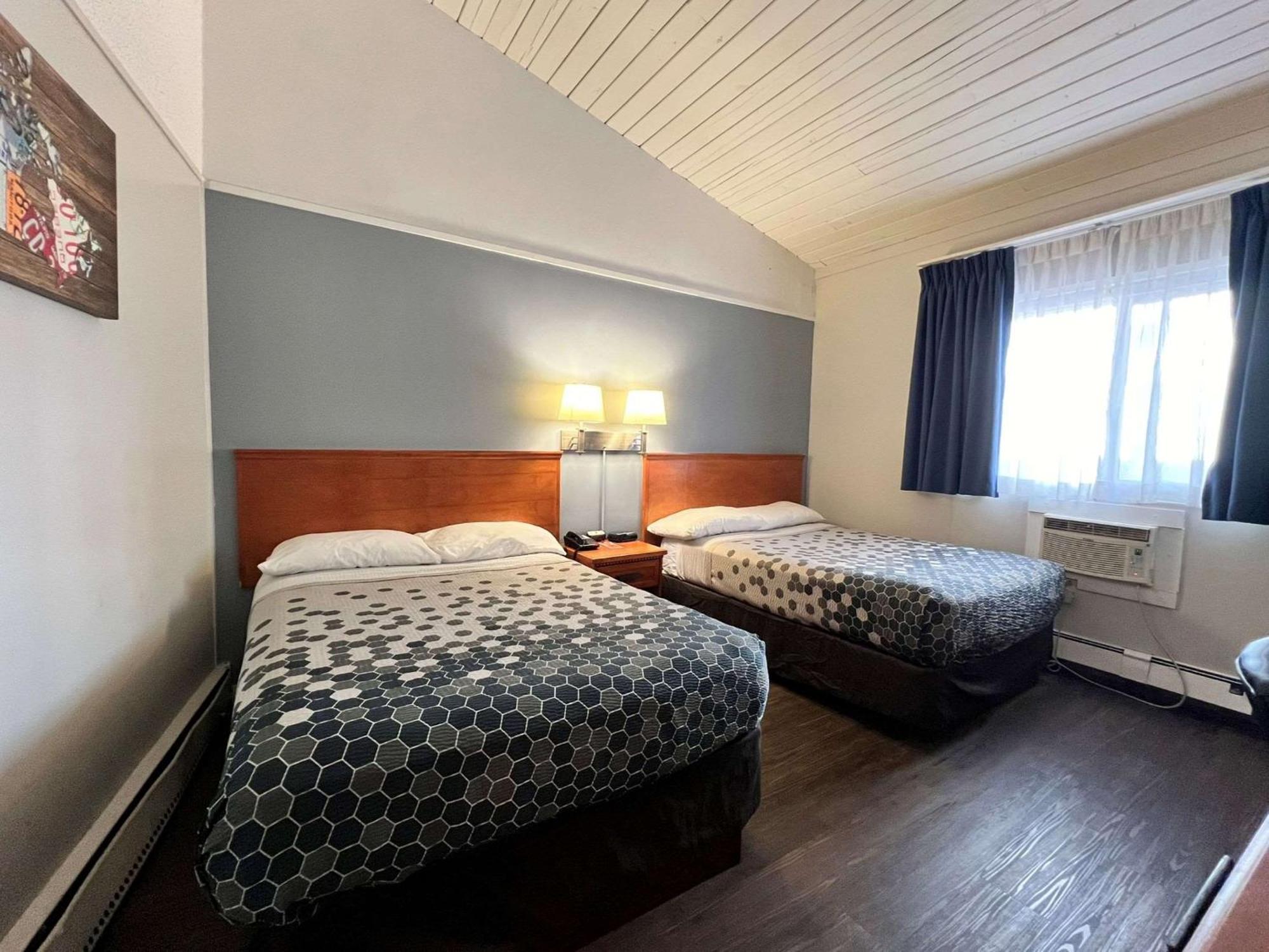 Econo Village Lodge *